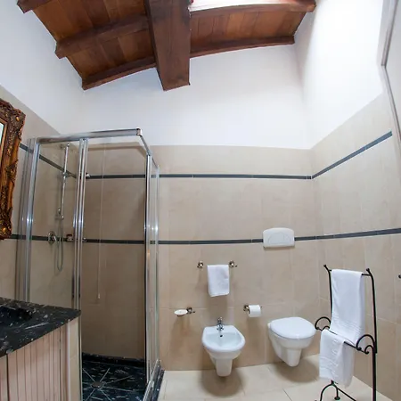 ホテル La Tavola Rotonda 3*