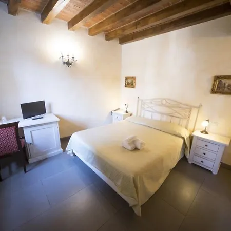 ホテル La Tavola Rotonda 3*