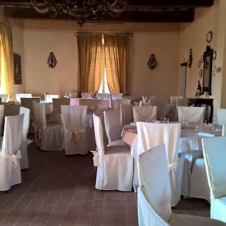 ホテル La Tavola Rotonda 3*